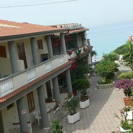 Отель Villaggio Da Ciccio Sul Mare Капо-Ватикано